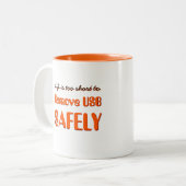 USBを安全に取り外すには寿命が短おもしろいすぎる ツートーンマグカップ (正面左)