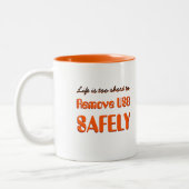 USBを安全に取り外すには寿命が短おもしろいすぎる ツートーンマグカップ (左)