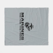 USMCの「少数の、ザ誇りを持った」積み重ねブラックロゴ フリースブランケット (正面(横))