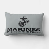 USMCの「少数の、ザ誇りを持った」積み重ねブラックロゴ ランバークッション (正面)