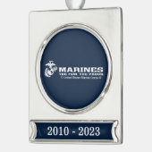 USMC少数のロゴ誇りを持った – 白 シルバープレートバナーオーナメント (左)