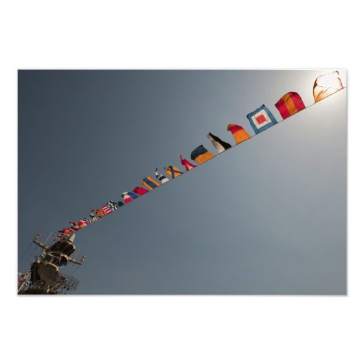 USS硫黄島のデッキには旗が立っている フォトプリント            (正面)