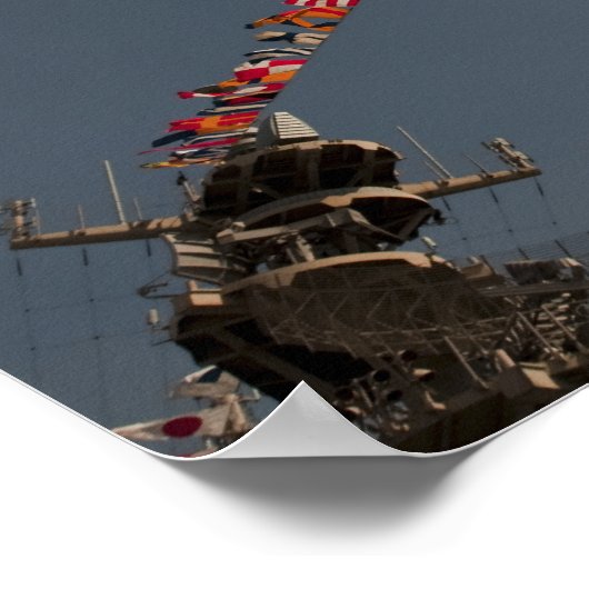 USS硫黄島のデッキには旗が立っている ポスター (角)