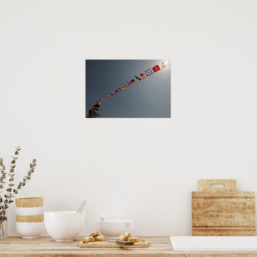 USS硫黄島のデッキには旗が立っている ポスター (キッチン)