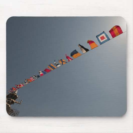 USS硫黄島のデッキには旗が立っている マウスパッド (正面)