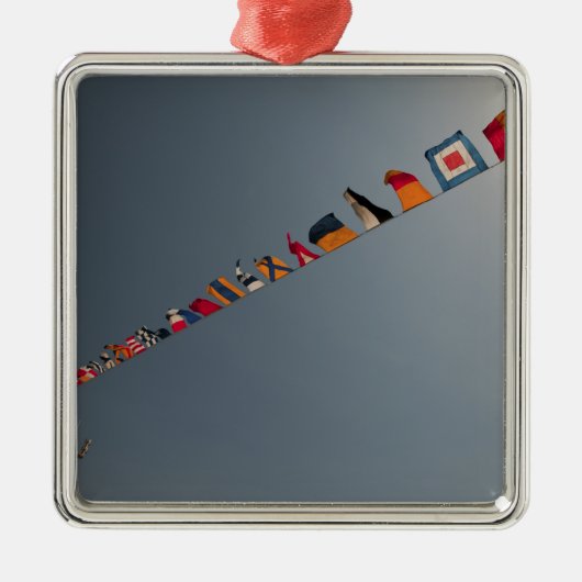 USS硫黄島のデッキには旗が立っている メタルオーナメント (正面)