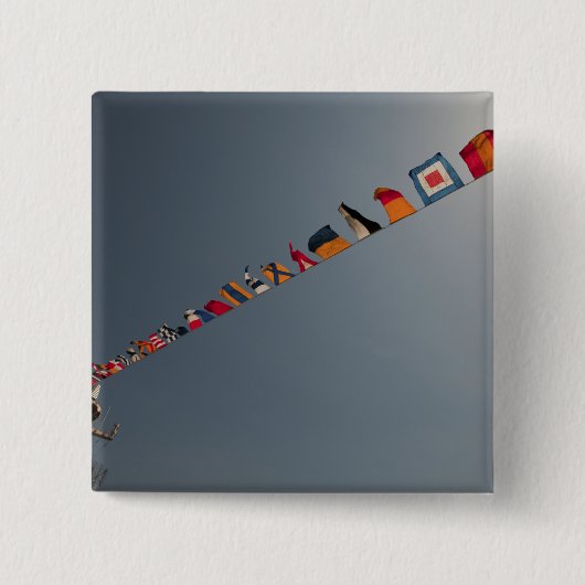 USS硫黄島のデッキには旗が立っている 缶バッジ (正面)