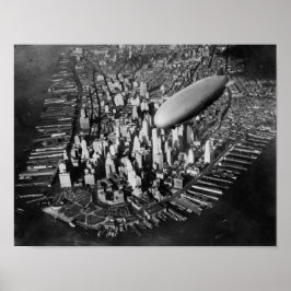 USS Akron 飛んでいる Over New York City - Circa 1932 ポスター