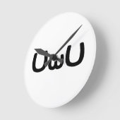 UwUハッピーアニメ顔絵文字 ラウンド壁時計 (傾斜)