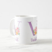 Vのモノグラム 紫の花の水彩画 オーダーメイド コーヒーマグカップ (正面左)