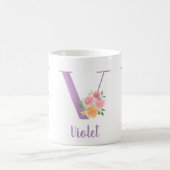 Vのモノグラム 紫の花の水彩画 オーダーメイド コーヒーマグカップ (中央)