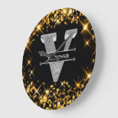 Vイニシャルパーソナライズされたシルバーモノグラムあなたの名前 ラージ壁時計 (傾斜)