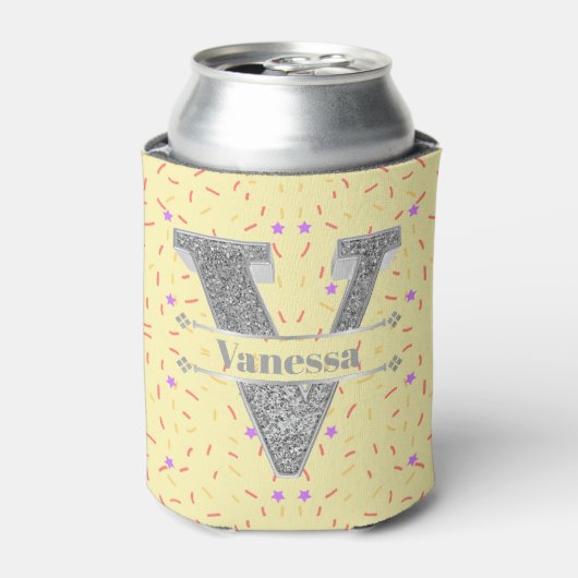 Vイニシャルパーソナライズされたシルバーモノグラムあなたの名前 缶クーラー (缶正面)