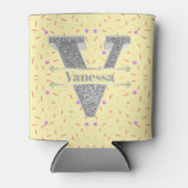 Vイニシャルパーソナライズされたシルバーモノグラムあなたの名前 缶クーラー (正面)