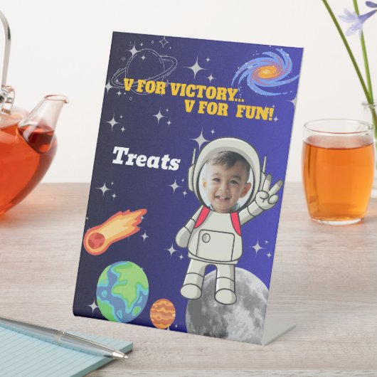 Vフォーヴィクトリー 宇宙飛行士の少年 誕生日お菓子 台座サイン (インサイチュ)