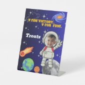 Vフォーヴィクトリー 宇宙飛行士の少年 誕生日お菓子 台座サイン (正面)