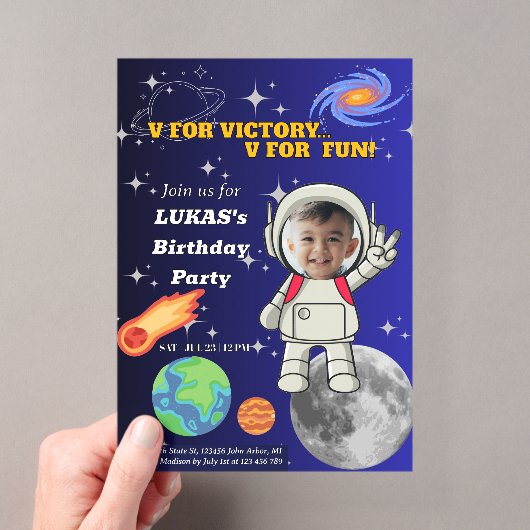 Vフォーヴィクトリー Vフォーエンジョイメント 宇宙飛行士の少年 誕生日 アクリル招待状 (インサイチュ (ポータブル))