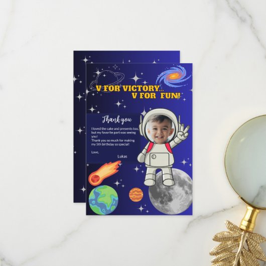 Vフォーヴィクトリー Vフォーエンターテイメント 宇宙飛行士の少年 誕生日 サンキューカード (正面/裏面インサイチュ)