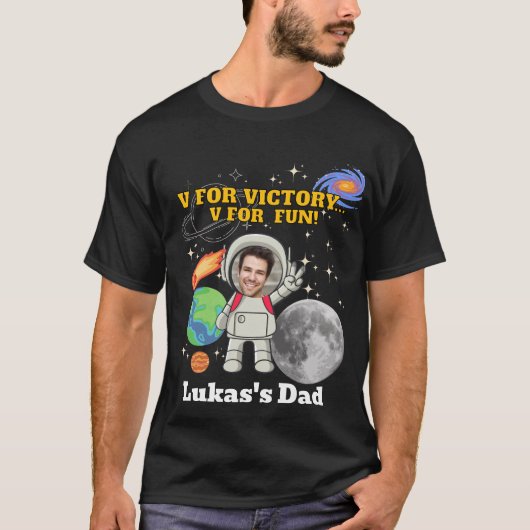  Vフォーヴィクトリー Vフォーエンターテイメント 宇宙飛行士の少年 誕生日  Tシャツ (正面)