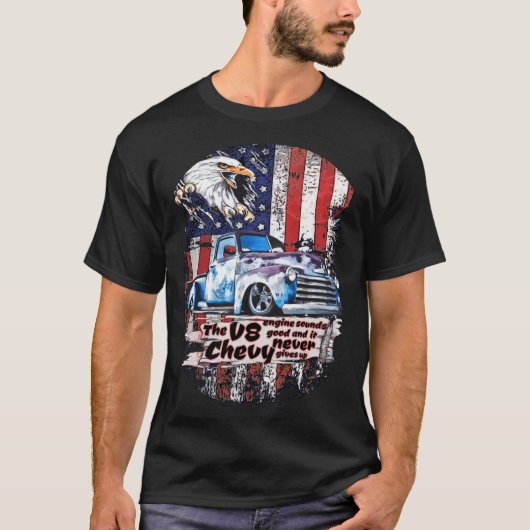 V8シェビーピックトラックUSAイーグル決してイレ与えストラット Tシャツ (正面)