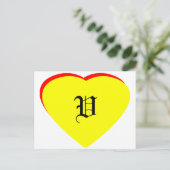 "V"ハートイエローレッド結婚式招待状ザ・ミュージアム インビテーションポストカード (スタンド正面)