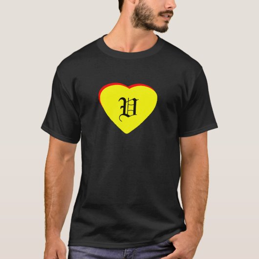 "V"ハートイエローレッド結婚式招待状ザ・ミュージアム Tシャツ (正面)