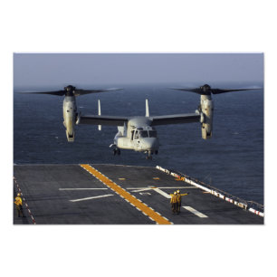 V-22オスプレイ機が着陸の準備をする フォトプリント           