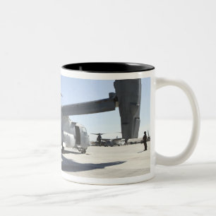 V-22ミサゴのティルト・ローターの航空機2 ツートーンマグカップ