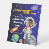  V For Victory V For Fun 宇宙飛行士の男の子の誕生日  台座サイン (正面)