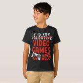 V Is For Video Games Funny Valentines Gamer Boy Me Tシャツ (正面フル)