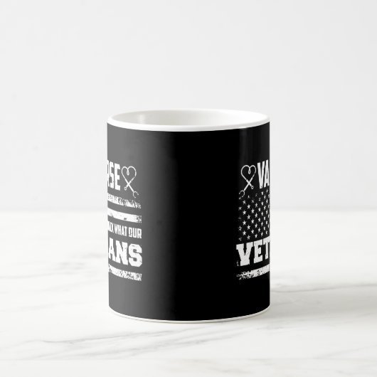 VAナース与えのバック私たちに何の与えの退役軍人 コーヒーマグカップ (中央)