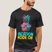 Vacation Funny Retro Pineapple Sunglasses Holiday Tシャツ (正面)