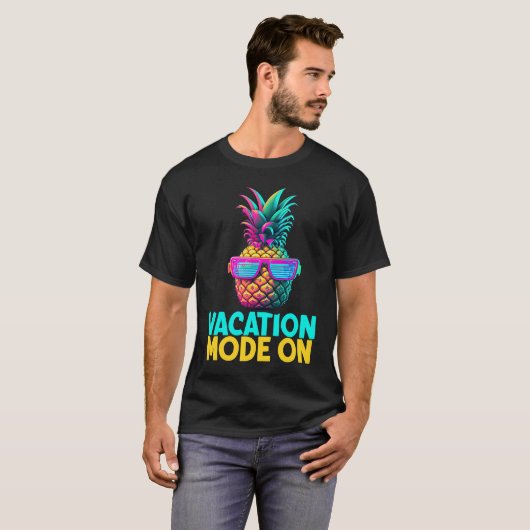 Vacation Funny Retro Pineapple Sunglasses Holiday Tシャツ (正面フル)