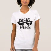 Vacay Mode SunGlasses with Modern Tipography Tシャツ (正面)