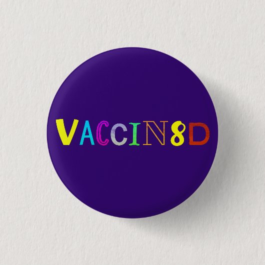 VACCIN8D (色数々のと紫) 缶バッジ (正面)