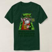 Vaccine Leprechaunを飲んで待つ Tシャツ (デザイン正面)