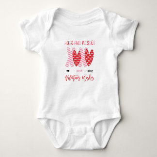 Valentine Baby Clothes | XOXO Hugs and Kisses Cute ベビーボディスーツ
