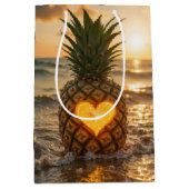 Valentine Heart Carved In a Beached Pineapple ミディアムペーパーバッグ (正面)