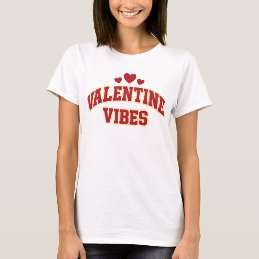 Valentine Vibes Retro Varsity Typography Red Heart Tシャツ (正面)