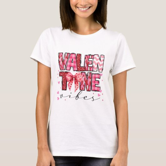 Valentine Vibes Valentines Day Pink Bow Girl Women Tシャツ (正面)