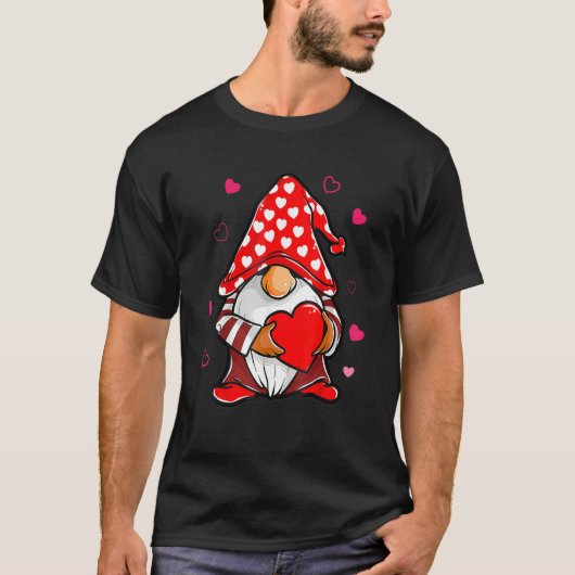 Valentines Day Gnome Love Holding Red Heart Tシャツ (正面)