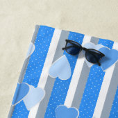 Valentine's Day hearts on striped background  ビーチタオル (インサイチュ)