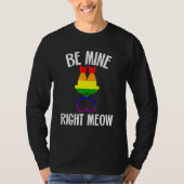 Valentine's Day Lesbian Pride Cat Be Mine Right M Tシャツ (正面)