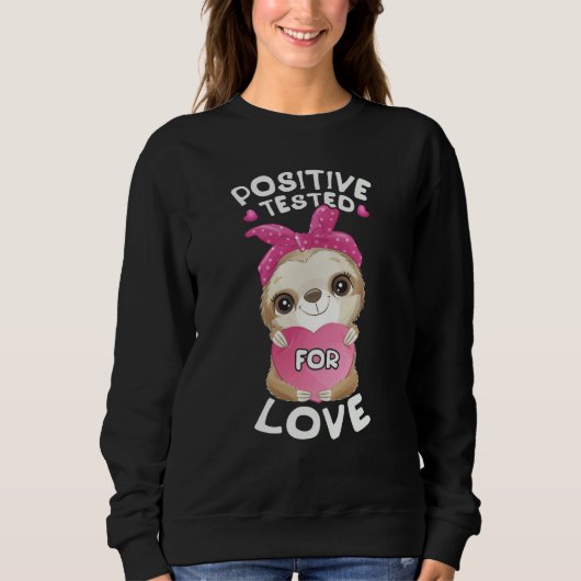 Valentine's day sloth with pink heart for her スウェットシャツ (正面)