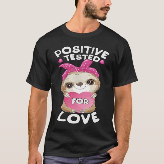 Valentine's day sloth with pink heart for her tシャツ (正面)