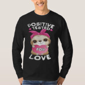 Valentine's day sloth with pink heart for her tシャツ (正面)