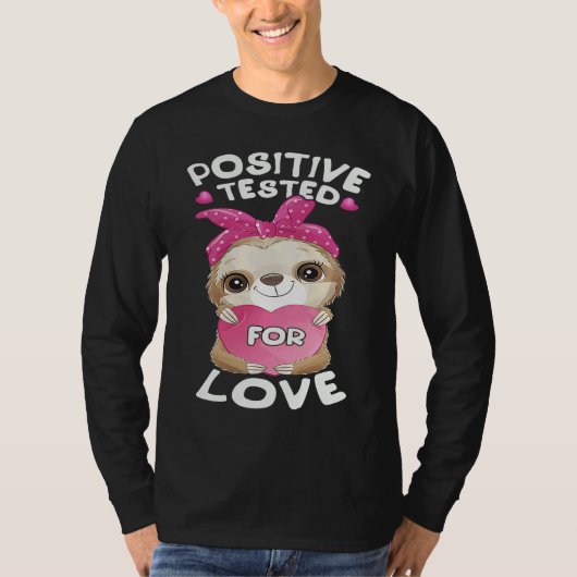 Valentine's day sloth with pink heart for her tシャツ (正面)