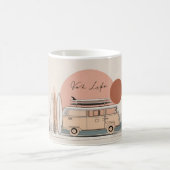 Van Life Surf Van – Retro Beach Camper Aesthetic コーヒーマグカップ (中央)