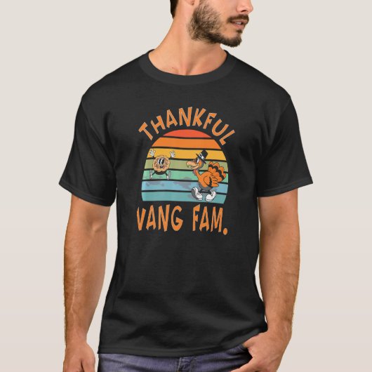 Vang Family  Thanksgiving Reunion Party Tシャツ (正面)