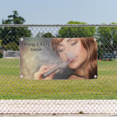 Vapeカスタマイズビジネスアクセントを蒸発する若い女性 横断幕 (インサイチュ)